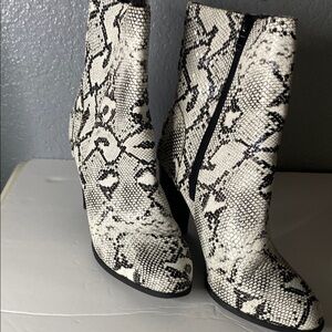 Elegant Snakeskin Patterned Heeled Boots